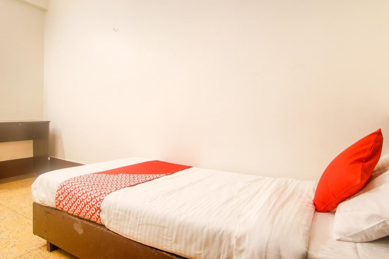 Oyo Indiraj Hotel Guwahati Ngoại thất bức ảnh